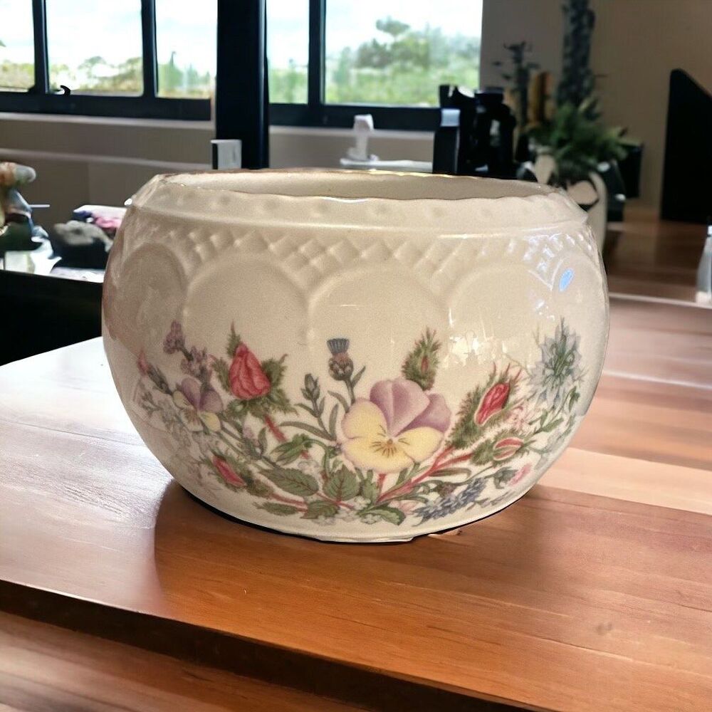Vintage Aynsley Bone China Floral 4 Inch Bowl. - Picture 1 of 4